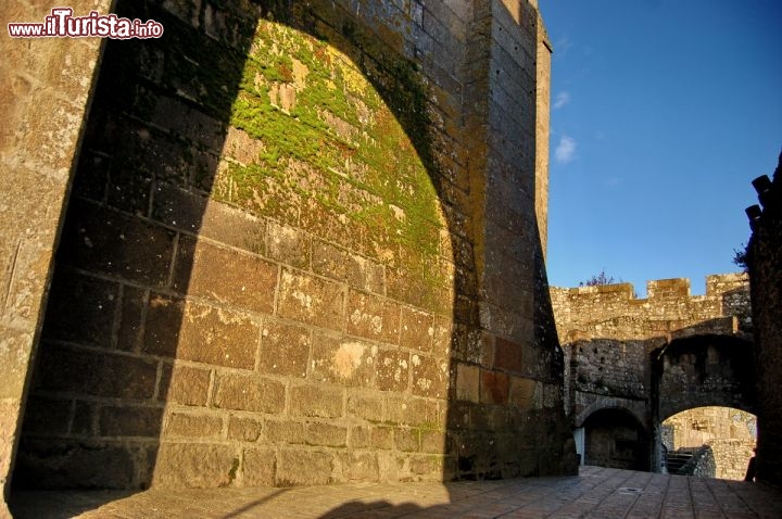 Ombre si stagliano sulle mura di Mont Saint-Michel