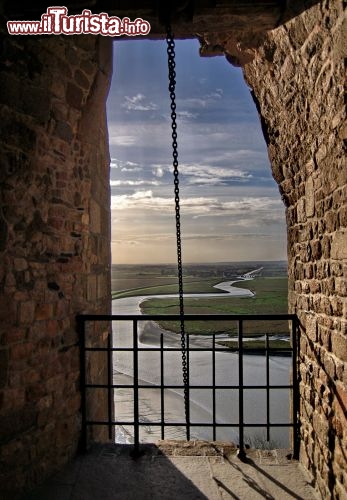 Panorama da una finestra di Mont St Michel sulla piana tidale