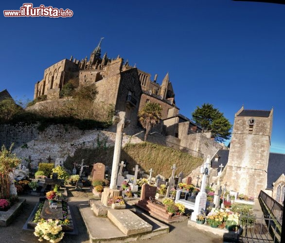 Piccolo cimitero sotto a mont Mont St Michel