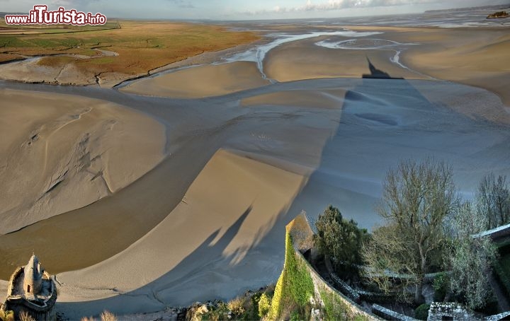 L'ombra di Mont Saint-Michel sulla piana tidale