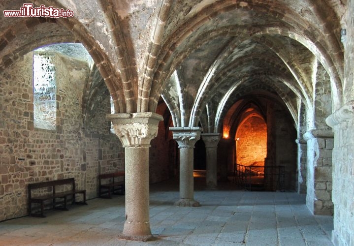 Una chiesa sotterranea dentro mont saint michel