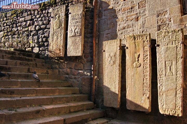 Lapidi esposte in una strada di Mont St Michel