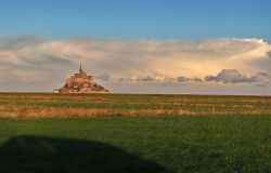 Arrivo a mont saint michel che domina la baia ...