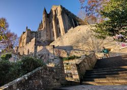 L'imponente lato sud dell'Abbazia fortificata ...