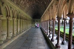 Mont St Michel: dentro al chiostro gotico