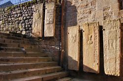 Lapidi esposte in una strada di Mont St Michel ...