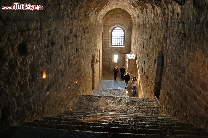Poderosa scalinata interna al complesso abbaziale  di Mont Saint-Michel