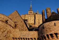 Da fuori Mont Saint-Michel sembra davvero  inespugnabile ...