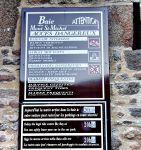 Gli avvisi allingresso di Mont Saint Michel: ...