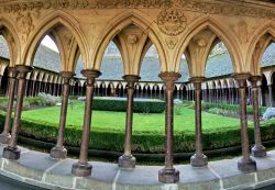 Mont Saint Michel, un dettaglio del Chiostro ...