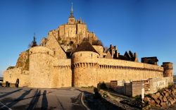 Nella luce radente della mattina Mont Saint michel ...