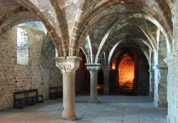 Una chiesa sotterranea dentro mont saint michel ...