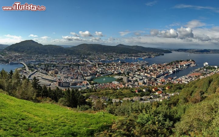 Il metodo migliore per capire la struttura di Bergen è salire con la funicolare sul monte Floyen, che si trova a 320 m di altitudine