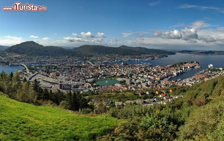Il metodo migliore per capire la struttura di Bergen  salire con la funicolare sul monte Floyen, che si trova a 320 m di altitudine