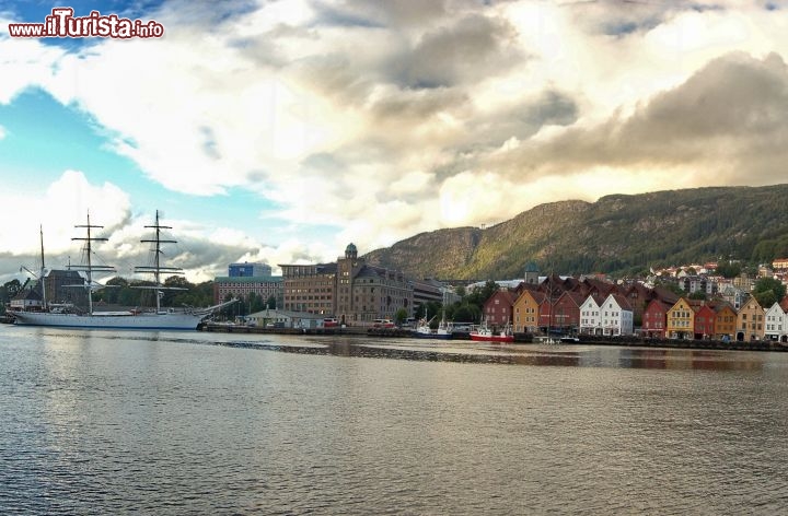 Tramonto sul Bryggen, patrimonio Unesco: il cielo sereno cede il passo alle nuvole