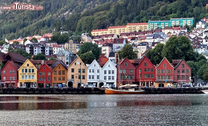 Vista d'insieme del Bryggen dalla zona del porto moderno di Bergen