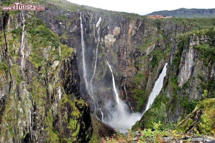 Alcune cascate vicino al salto principale della cascata Voringsfossen, non lontanissima da Bergen