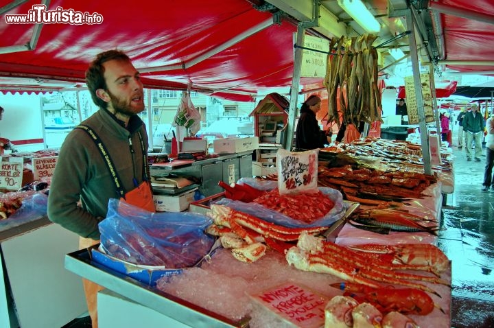 Nelle vicinanze del Bryggen si trova il mercato del pesce, dove si può acquistare ma anche mangiare presso le bancarelle