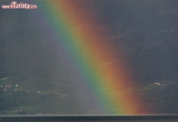 Dettaglio dell'arcobaleno tra i fiordi norvegesi