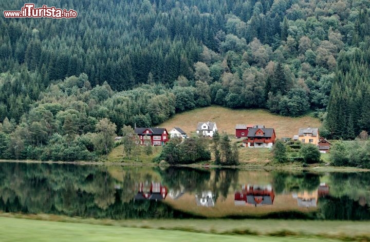 I magici dintorni di Bergen: i riflessi nei fiordi