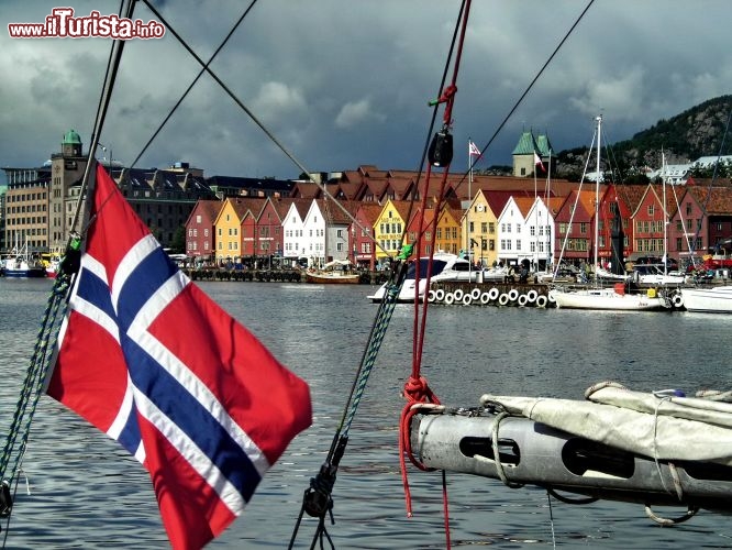 Bryggen è una parola norvegese che significa molo: se è scritto in maiuscolo è sicuramente il molo di Bergen, patrimonio dell'Umanità dell'UNESCO