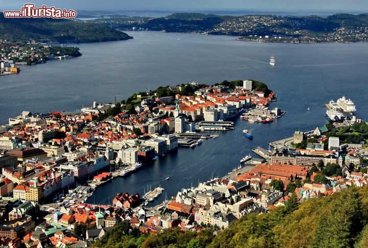 Particolare del porto di Bergen dal Monte Floyen, la parte destra è il molo storico, il cosiddetto Bryggen
