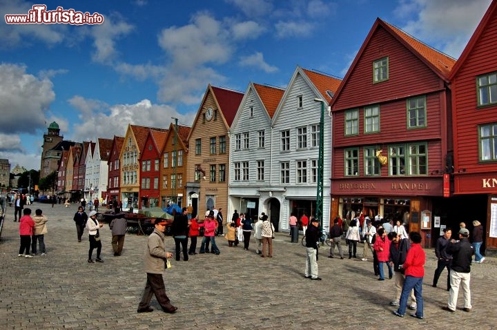Passeggiare lungo il Bryggen  una esperienza meravigliosa, le casette in legno hanno un fascino estremo