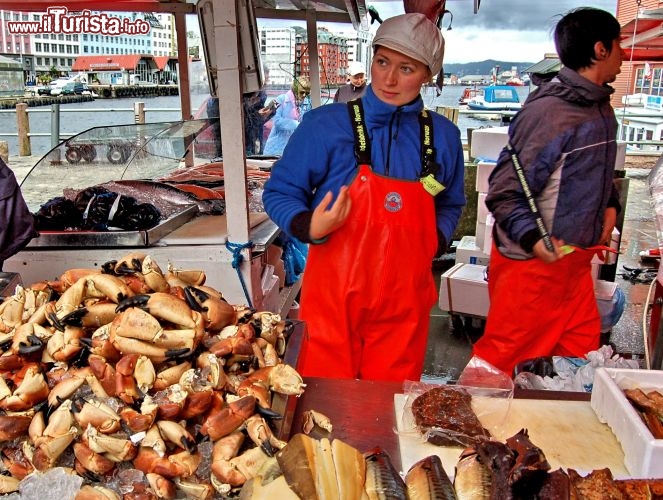 Il mercato del pesce a bergen, si vendono pesci crostacei ed anche balene