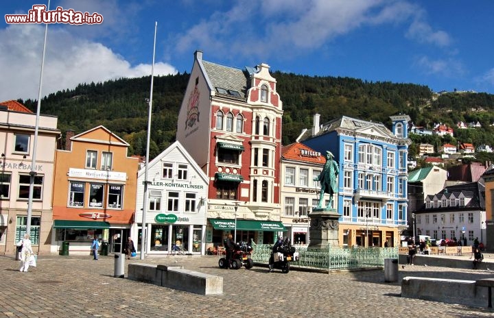 La piazza di Vagsbunnen a Bergen, separa il Bryggen dall'area dei mercati