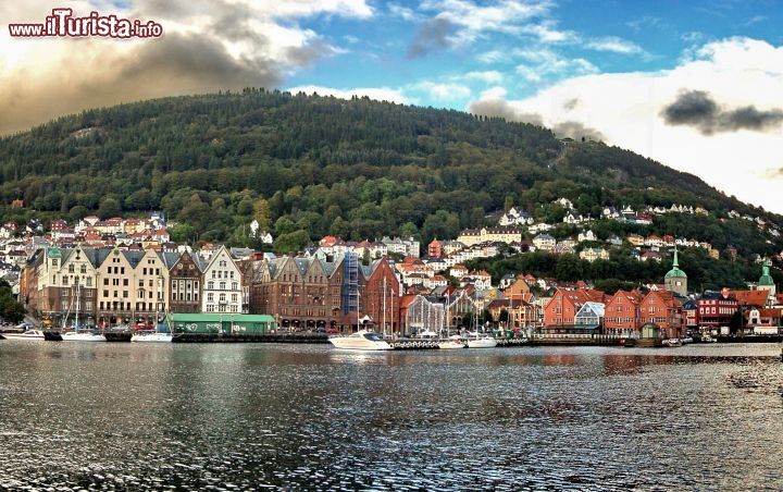 Le case colorate di  Bergen: il Bryggen ed alcuni quartieri residenziali sullo sfondo