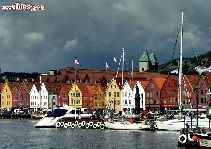 Le case di legno a Bergen, mentre si avvicina uno dei soli acquazzoni della citt