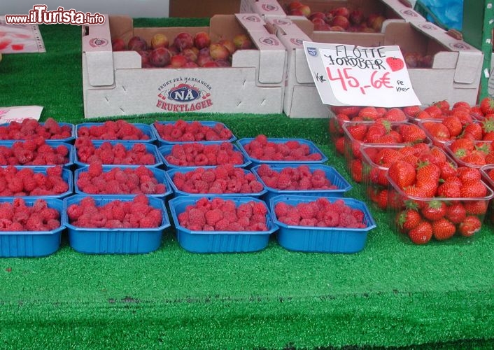 Mercato della frutta a bergen: fragole e lamponi