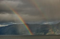 Arcobaleni in un fiordo vicino a bergen