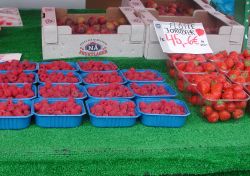 Mercato della frutta a bergen: fragole e lamponi ...