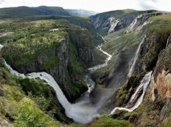 Le cascata di Voringsfossen sulla strada da Bergen ...