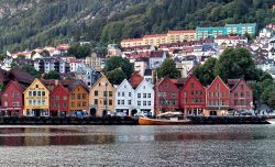 Vista d'insieme del Bryggen dalla zona del porto ...