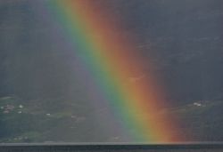 Dettaglio dell'arcobaleno tra i fiordi norvegesi ...