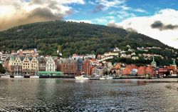 Le case colorate di  Bergen: il Bryggen ed alcuni ...
