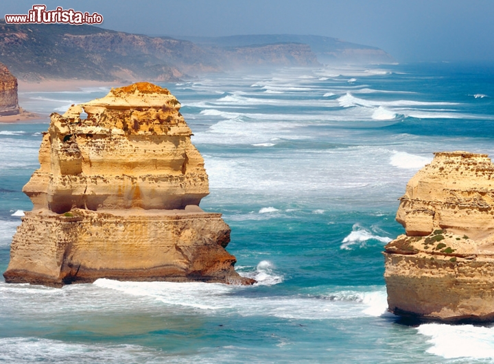 I 12 apostoli i faraglioni dell'Australia -  Si trovano lungo la Ocean Road nel sud-est dell'isola, in un tratto di costa battuto da forti venti
