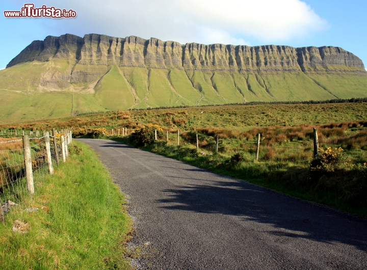 Ben Bulben, Sligo, Irlanda - Sfiora i 500 metri e la sua posizione di fronte all'Oceano Atlantico lo rende una montagna di grande effetto. La cima piatta, ricoperta da prati offre splendidi panorami