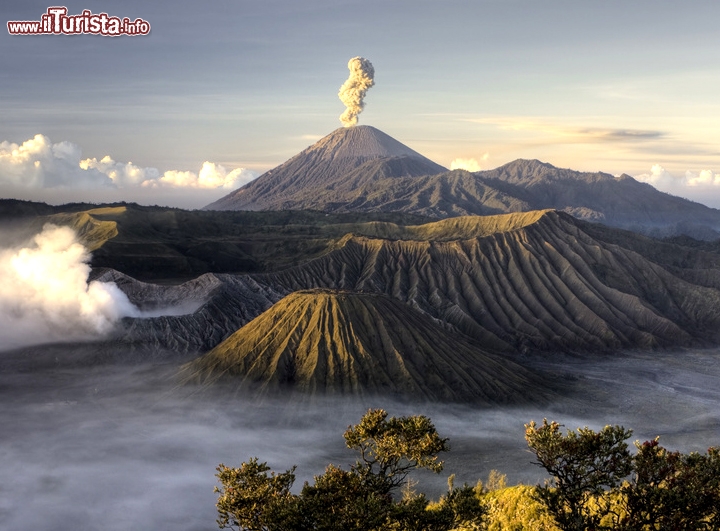 Parco Nazionale Bromo-Tengger-Semeru Java, Indonesia -  Il vulcano dopo l'eruzione visto all'alba