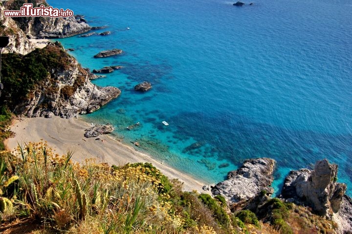 Capo Vaticano, Italia -  I graniti posti vicino a Tropea creano baie spettacolari, bordate da acque turchesi