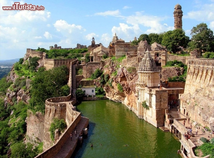 Il forte di Chittorgarh, India -  Si trova nello stato di Rajasthan ed il forte più grande di tutta l'India e fu costruito ne 7° secolo dopo Cristo