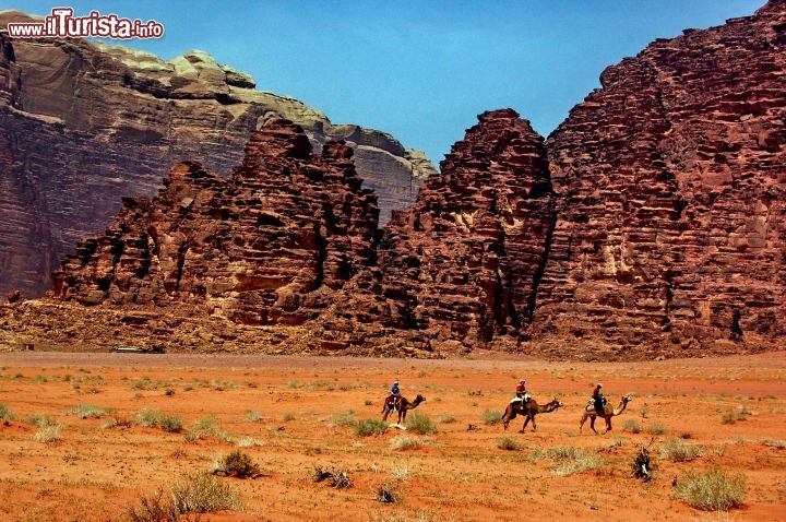 Deserto di Wadi Rum, Giordania -  Questa area desertica legata al mito di Lawrence d'Arabia presenta delle grandi pareti di roccia
