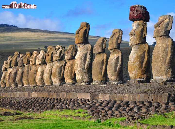 I Moai dell'isola di Pasqua (Rapa Nui), Cile -  Queste enormi e misteriose statue sono una delle caratteristiche più importanti di questa remota isola dell'Oceano Pacifico