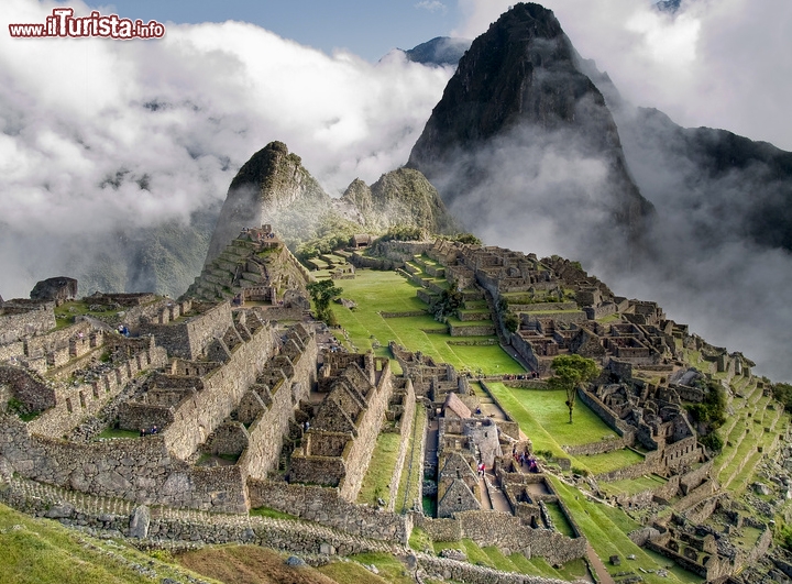Machu Picchu, Peru -  La città misteriosa degli Incas, raggiungibile partendo in treno da Cuzco o proseguendo a piedi sul Cammino degli Inca