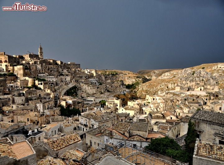 I Sassi di Matera in Basilicata, Italia - Montagna e città si fondono in un tutt'uno costituito dagli agglomerati del Sasso Caveoso e Sasso Barisano