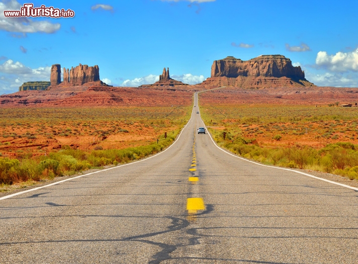 La Monument Valley, Arizona Stati Uniti -  vista dalla Highway dell'Arizona, la terra degli indiani Navajo appare magnifica: sono gli scenari utilizzata nei più importanti film western di Hollywood