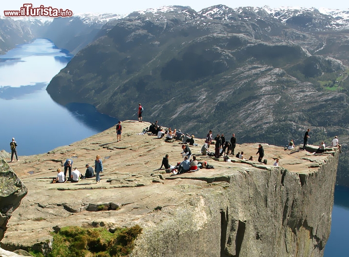 Pulpit Rock (Preikestolen) la roccia a strapiombo sul fiordo di Lysefjord, Stavanger, Norvegia. Chi ci è stato racconta di brividi estremi di chi si affaccia sul bordo del precipizio!