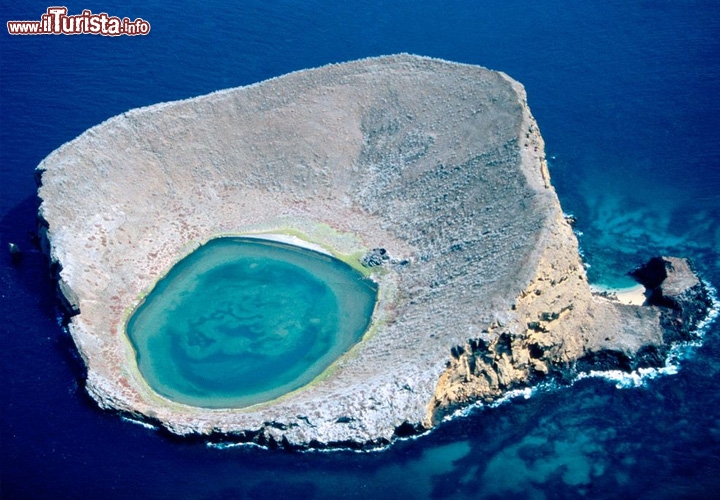 Laguna Blue a Rocas Baimbridgen, Isole Galapagos Ecuador -  Foto by Bobby Haas © National Geographic Society. Queste isole vulcaniche regalano paesaggi straordinari